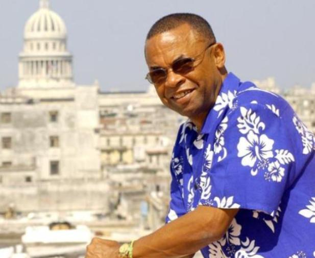 Кубинский музыкант Адальберто Альварес умер в 72 года от COVID
